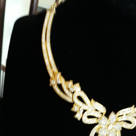 Necklace, earrings. - Picture 5 of 9